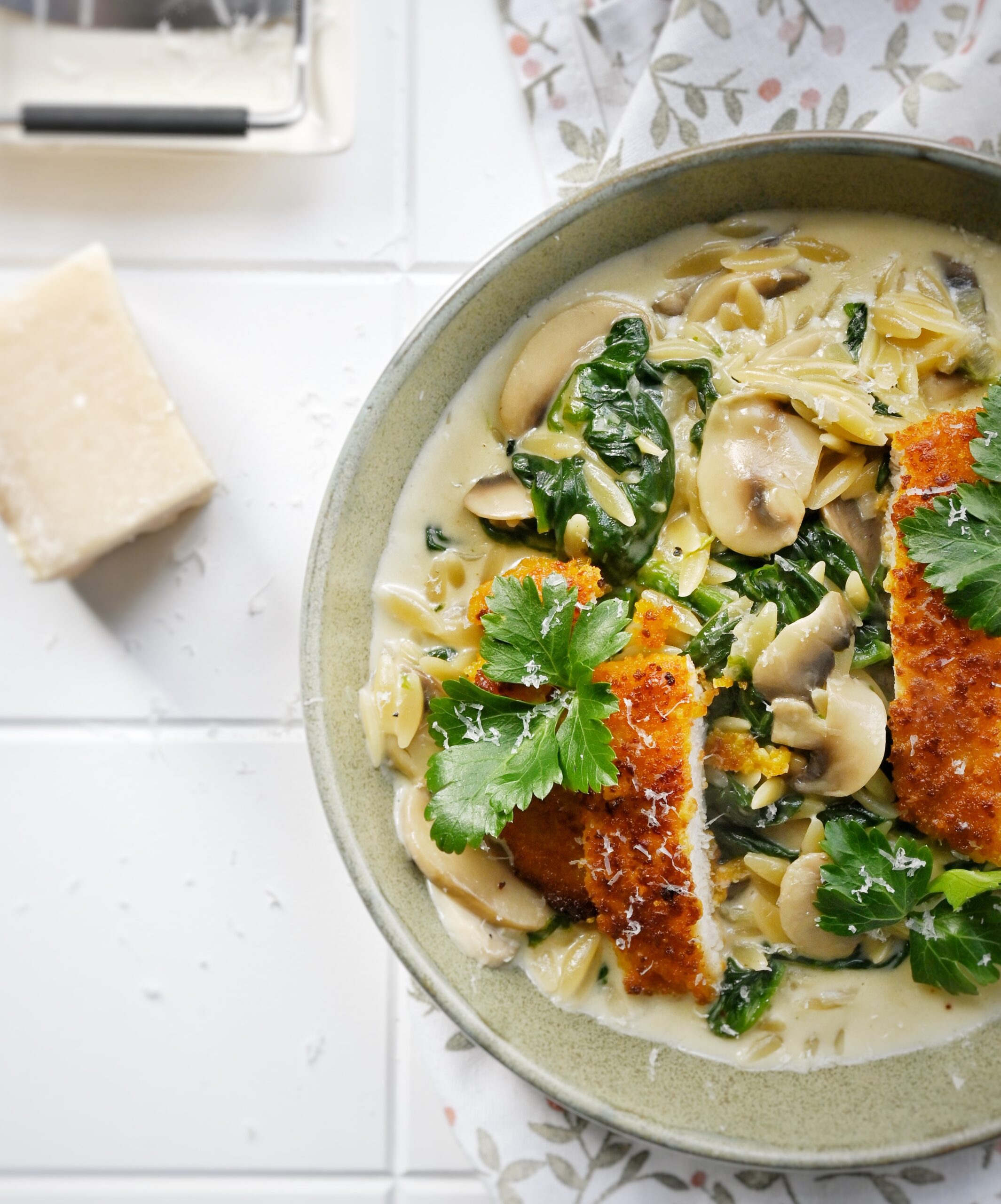 Romige Griekse pasta met verse spinazie en champignons